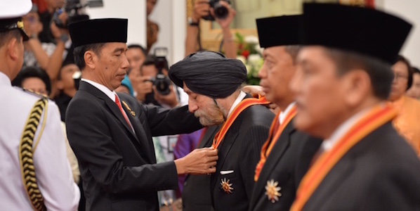 President Jokowi presenting the Mahaputra award to HS Dhillon. To Dillon's left are Marshall (Rt) Putu Dunia and Admiral (Rt) Marsetio.