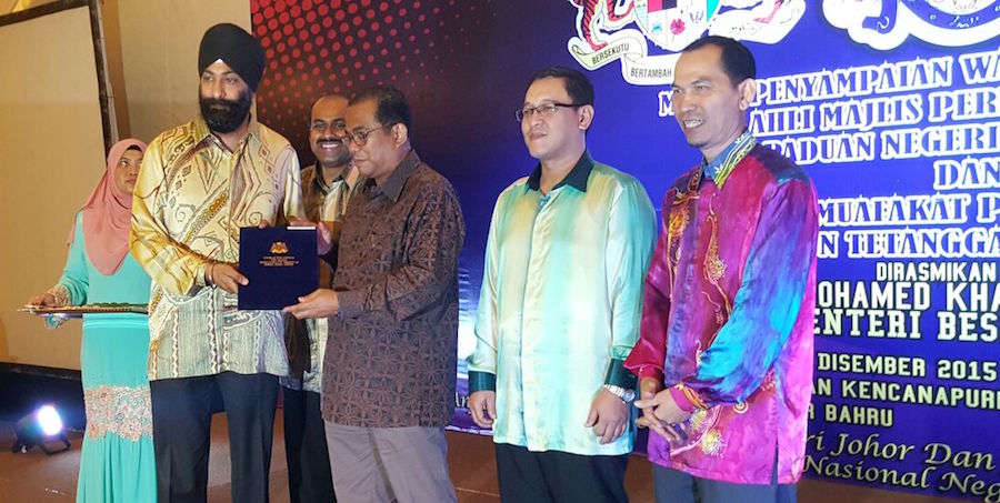 Johor Menteri Besar Mohamed Khaled Nordin presenting to Manjeet Singh the letter of appointment to the Johor State Unity Council in Johor Bahru on 15 Dec 2015.