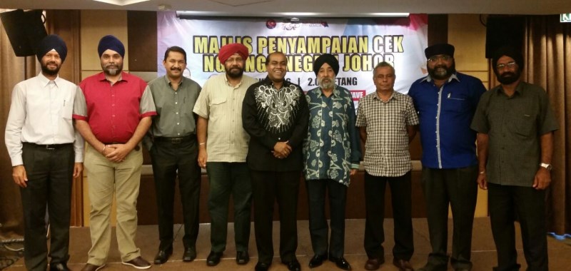 CHEQUE PRESENTATION: [L-R] Jagjit Singh (GSJB), Tell Singh (VP, GSJB), Mandave Singh (VP, GS Kluang) Amarjit Singh (President, GS Pontian), YB R Vidhynanthan, Baldev Singh (President, GS Muar), Ranjit Singh (GS Kluang), Manjit Singh(Assistant Tresurer, GSJB) and Jagjit Singh (President, GS Segamat) - PHOTO / SUPPLIED