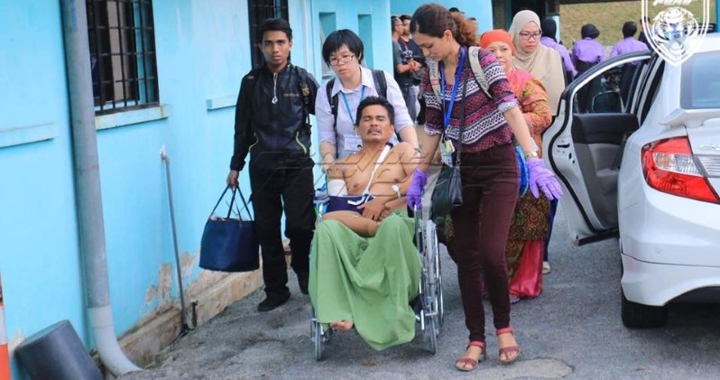 Dr Amarpreet Kaur (in purple gloves) assisting a patient evacuated from the Johor Bahru hospital after a fire incident on 25 Oc 2016 - PHOTO / SOUTHERN JOHOR TIGERS