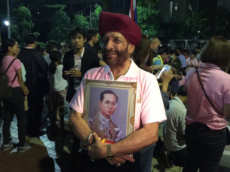 A Thai Sikh in tears holding a potrait of the King. The photo was retweeted by the Thai Public Broadcasting Service (Thai PBS) - PHOTO / TWEETER