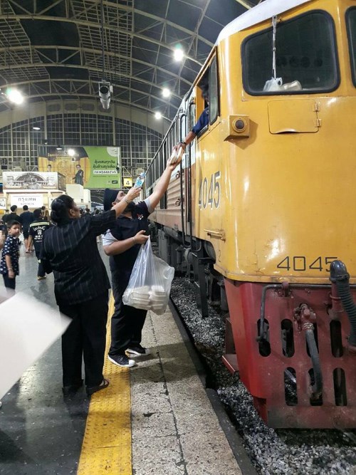 SERVING THE PEOPLE: Sikhs serving food and distributing toiletries to those coming off trains at Bangkok's main train station at Hualamphong - PHOTO / PAWAN SINGH 