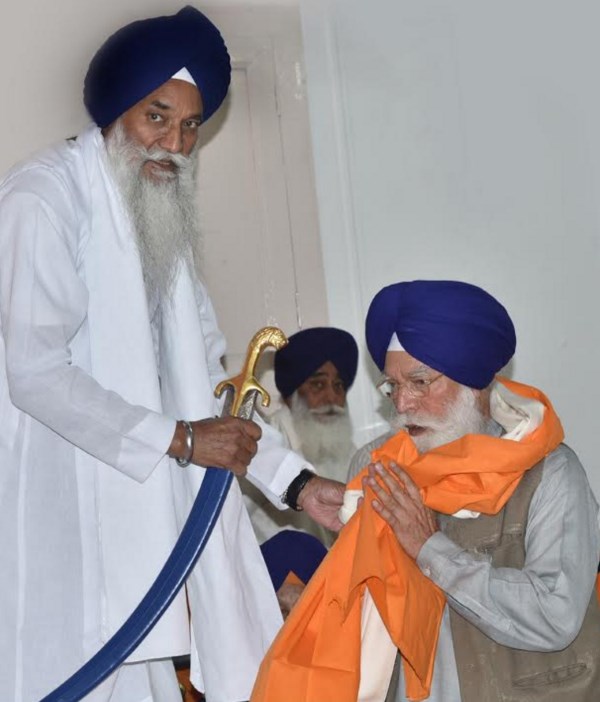 THIRD TIME: Kirpal Singh Badungar gets a sirapao from Akal Takht Jathedar Singh Sahib Giani Gurbachan Singh - PHOTO / SGPC WEBSITE