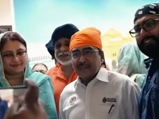 Johari marks Vaisakhi with visits to Tatt Khalsa, Kampung Pandan gurdwaras